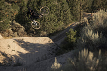 Carica l'immagine nel visualizzatore di Gallery, Pantaloni MTB Scrub Amp BAT da uomo