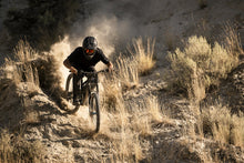 Carica l'immagine nel visualizzatore di Gallery, Pantaloni MTB Scrub Amp BAT da uomo