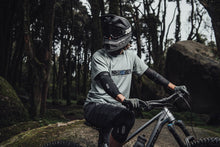 Carica l'immagine nel visualizzatore di Gallery, Gomitiere MTB E-Sleeve Amp