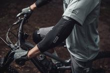 Carica l'immagine nel visualizzatore di Gallery, Gomitiere MTB E-Sleeve Amp