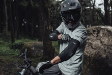 Carica l'immagine nel visualizzatore di Gallery, Gomitiere MTB E-Sleeve Amp