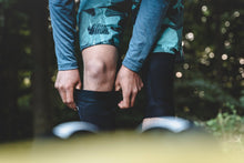 Lade das Bild in den Galerie-Viewer, Wing Knee Sleeve