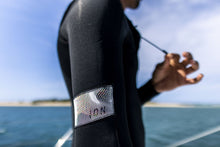 Carica l'immagine nel visualizzatore di Gallery, ION Men Wetsuit Seek Core 2/2 Shorty Longsleeve Front Zip 2023