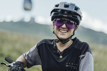 Carica l&#39;immagine nel visualizzatore di Gallery, Maglia MTB Scrub Amp a maniche corte BAT da donna
