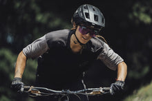 Carica l&#39;immagine nel visualizzatore di Gallery, Maglia MTB Scrub Amp a maniche corte BAT da donna
