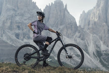 Carica l&#39;immagine nel visualizzatore di Gallery, Maglia MTB a maniche corte da donna modello Traze Amp AFT
