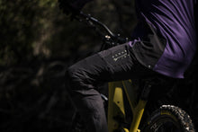 Carica l&#39;immagine nel visualizzatore di Gallery, Pantaloni MTB Scrub Amp BAT Unisex
